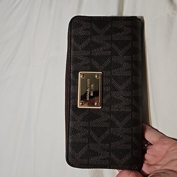 Michael Kors Wallet - Picture 1 of 3